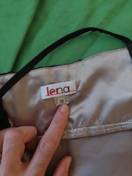 Koktejlové šaty, 38