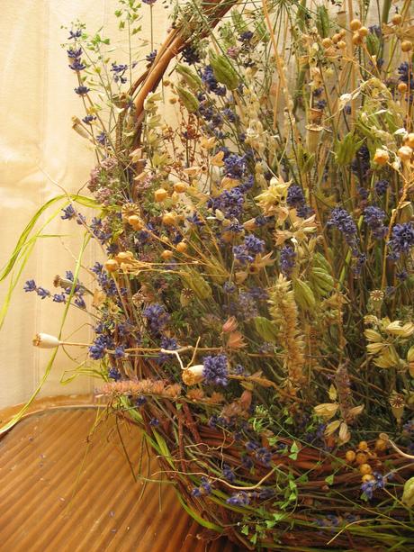 Kvetinovo-bylinný kôš "oltár pre prírodu", 