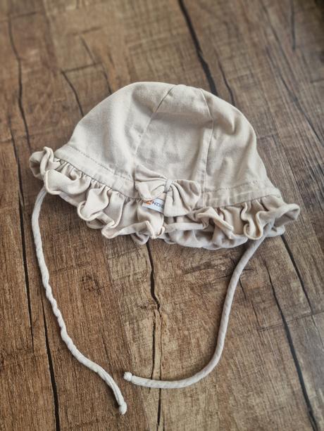 Čiapočka so šnúrkami a mašľou, 