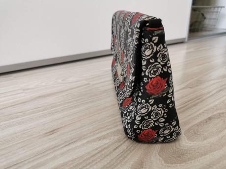 Malá kabelka s ružičkami od baťu, baťa