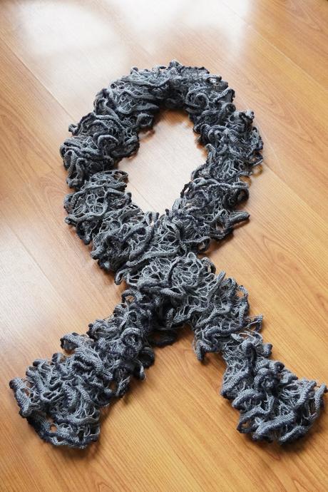 Sivý ozdobný šál, 