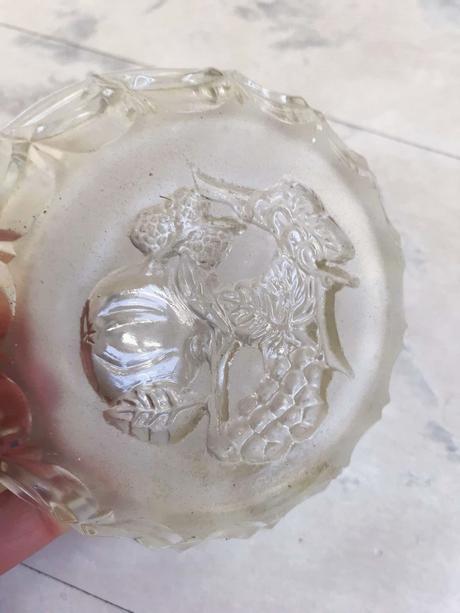 Starožitná mištička z hrubého skla,