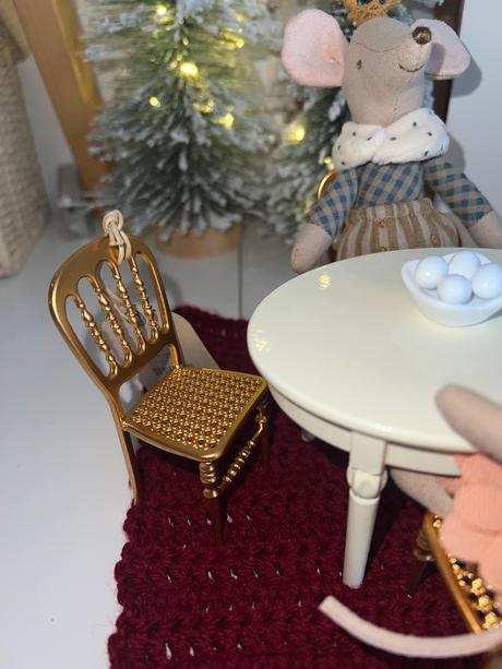 Zlaté stoličky maileg 2ks,