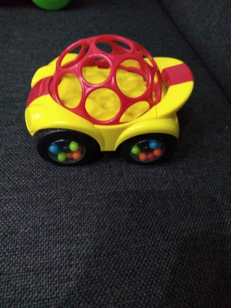 Autíčko s guličkami v kolesach,