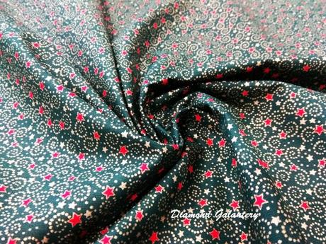 Bavlnená látka - hviezdičky červené na tmavo zelen, 