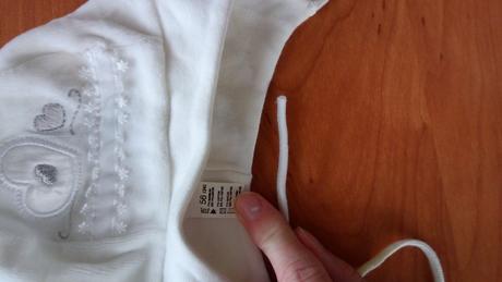 Biela čiapočka s výšivkou, 56