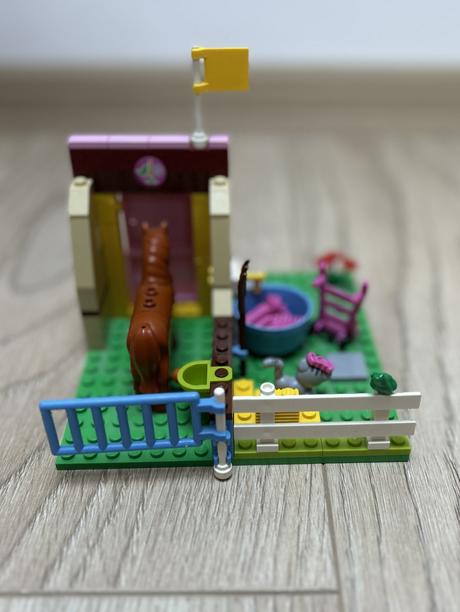 Lego friends 3189 stajne v heartlake, 
