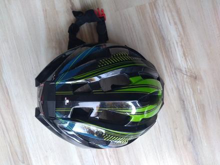 Cyklistická prilba, s