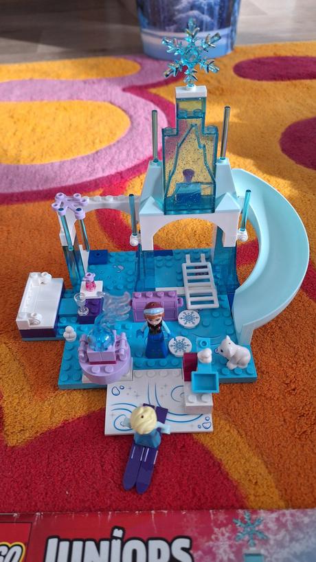 Lego juniors 10736 ľadové ihrisko pre annu a elsu, 