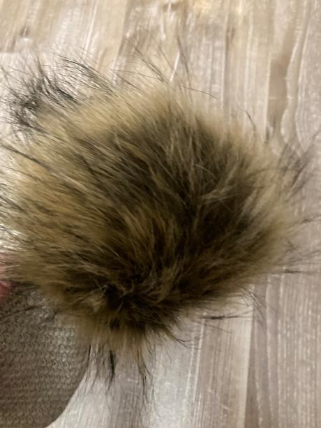 Krásna teplá nová zimná čiapka s krásnym brmbolcom, 