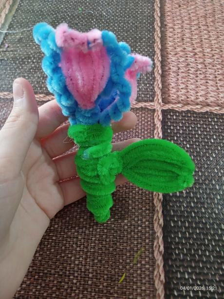 Farebné kvietky zo stonkou, 