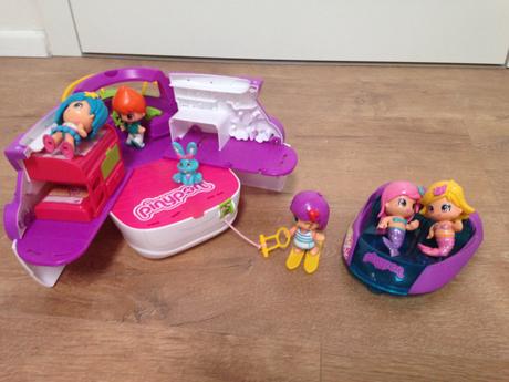 Bábiky piny pon famosa a loď,