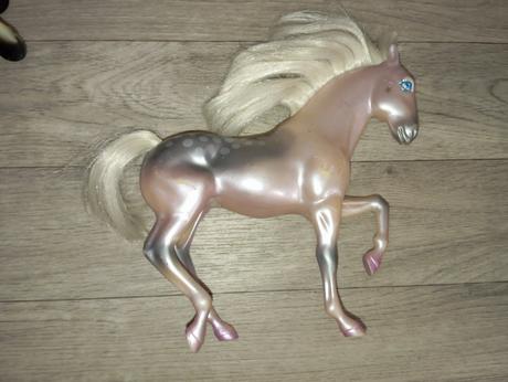 Bábika, dieťa a 2 kone, 