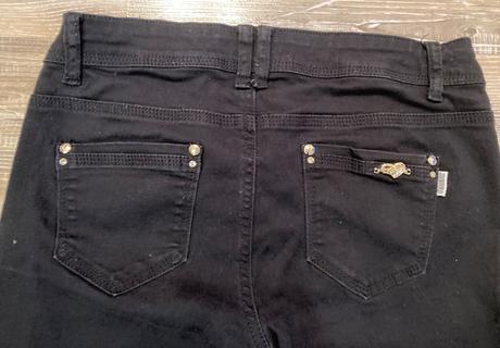 Čierne rifle veľ.l-29,majú zlaté zdobenie, l