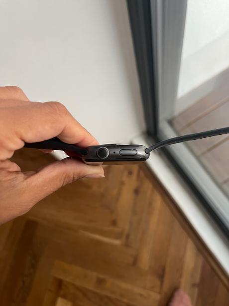 Iphone swatch 5 čierne 2 2 náhradnými remienkami, apple