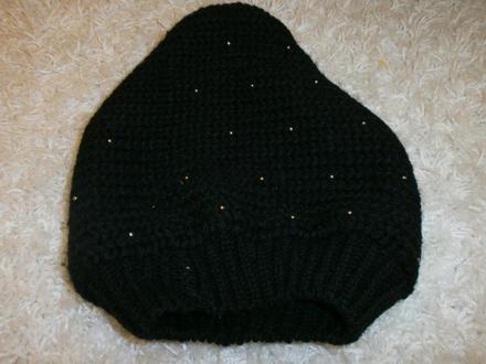 Čierna čiapka so striebornými korálkami, 158