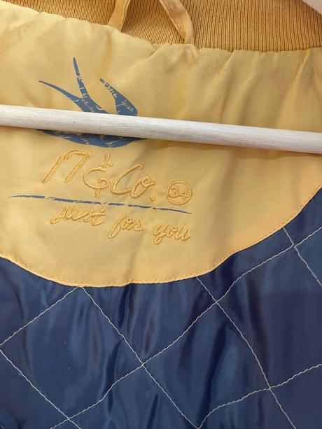 Horčicový kabát, 34