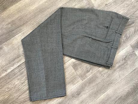 Oblek s jemným vzorom, 52