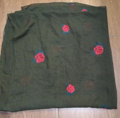 Vyšívaný šál/šatka, 