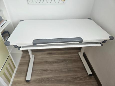 Detský výškovo nastaviteľný písací stôl,