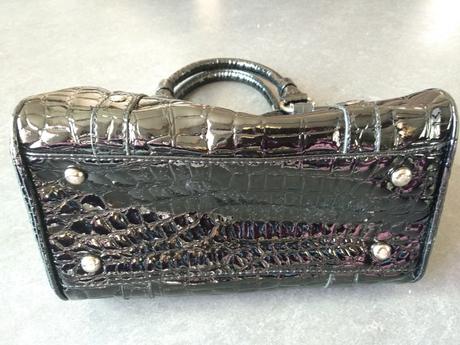 Čierna lakovaná kabelka,