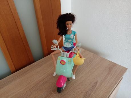 Bábika so skútrom,