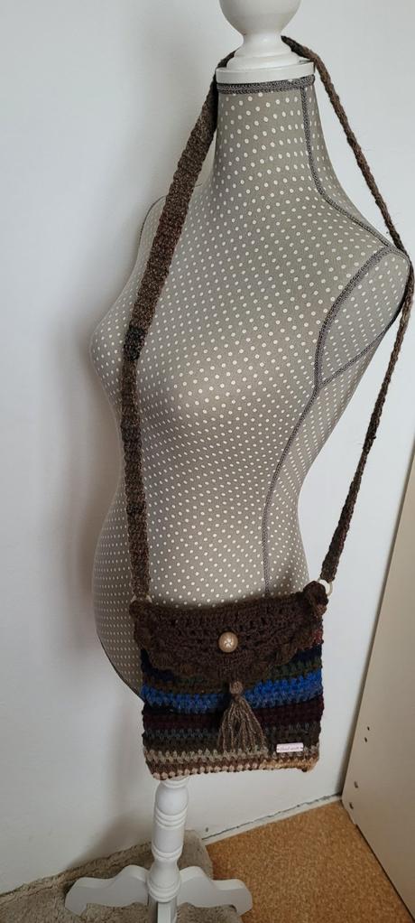 Háčkovaná crossbody kabelka, 