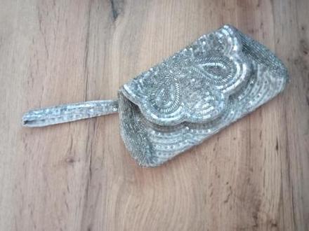 Vyšívaná kabelka do ruky,