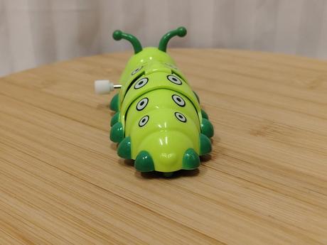 Pohyblivá naťahovacia húsenica na kľúčik, 10 cm, 
