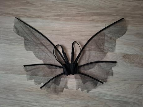 Kostým s krídlami,  tutu sukňou a čelenkou veľ. un, 