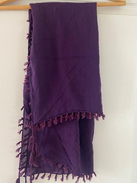 Fialová šatka, 