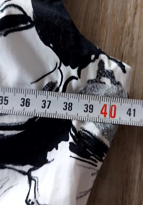 Čiernobiele kvetinové šaty, 36