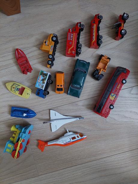 Hotwheels s anglicakmi a letiskovou autodrahou, 