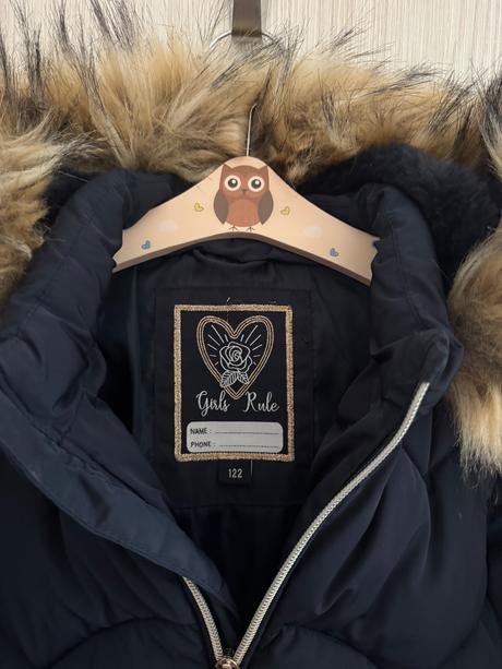 Tmavomodrá zimná bunda s opaskom a kožušinou 122, c&a,122