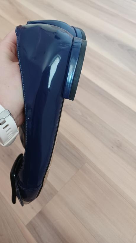 Tmavomodré baleríny, 37