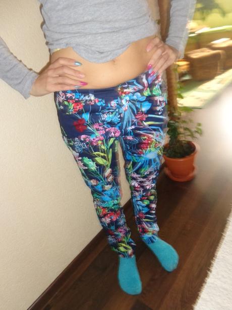 Kvetovane nohavice, s