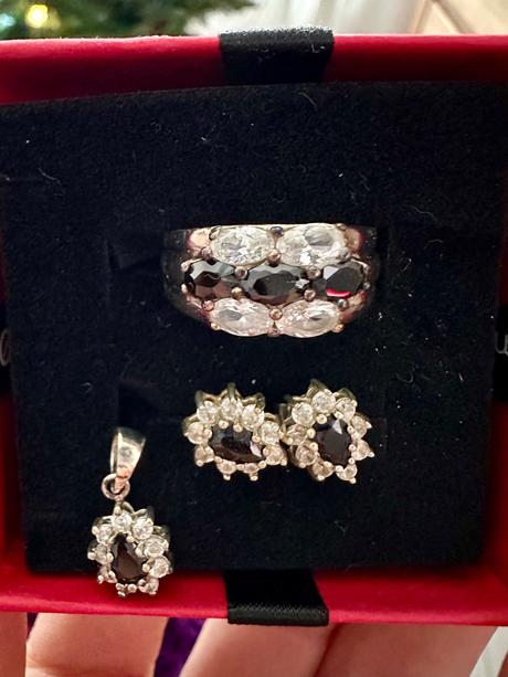 Krasny strieborny set c ciernymi a bielymi kristal, 