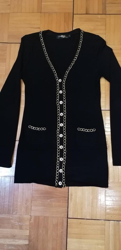 Čierny predlžený svetrík s reťazou, m