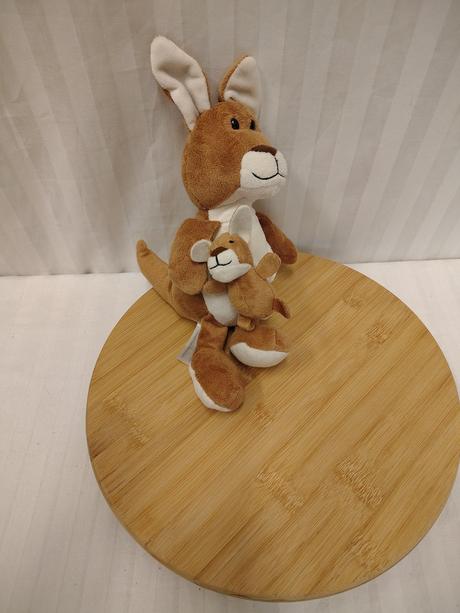 Plyšová kengura s  mláďatkom kinder ferrero, 29 cm, 