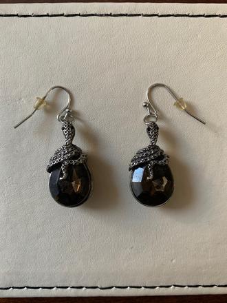 Visiace náušnice s kamienkom a hadom, oriflame