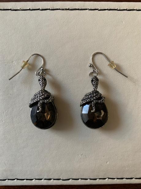 Visiace náušnice s kamienkom a hadom, oriflame