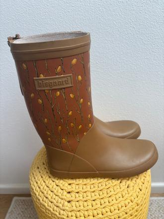 Gumáky bisgaard, 35