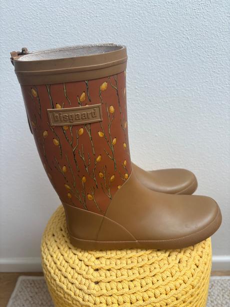 Gumáky bisgaard, 35