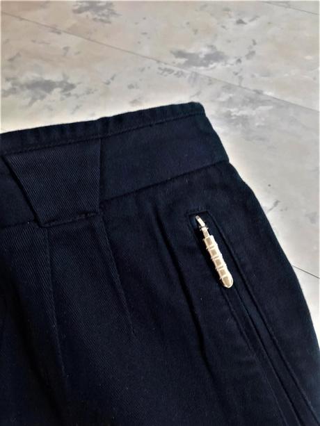 Nohavice s vysokým pásom, 42