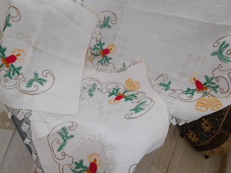 Ručne vyšívaný set vianočných obrusov obrusy a štó, 