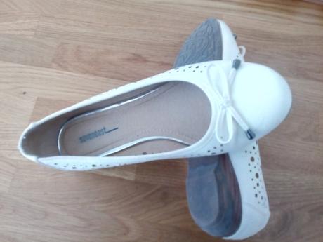 Predám biele lodicky, 37