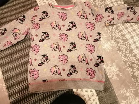 Mikinka, reserved,122