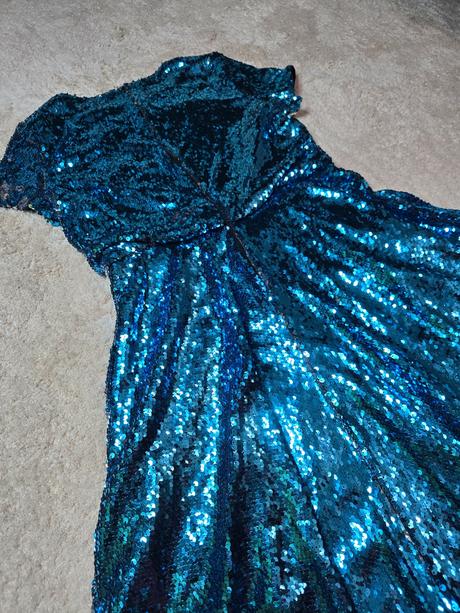 Modre flitrovane saty, 36