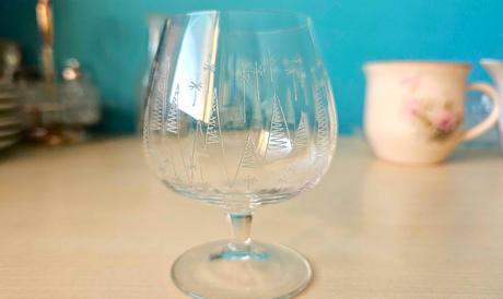 Malý pohárik na stopke s gravírovanými stromčekmi, 