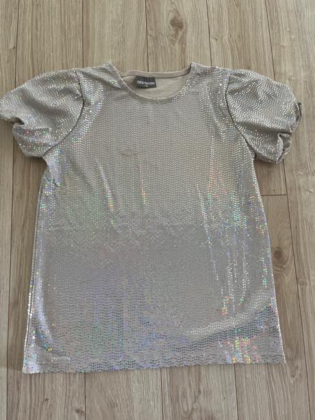 Nikdy neoblecene slavnostne tricko, 170